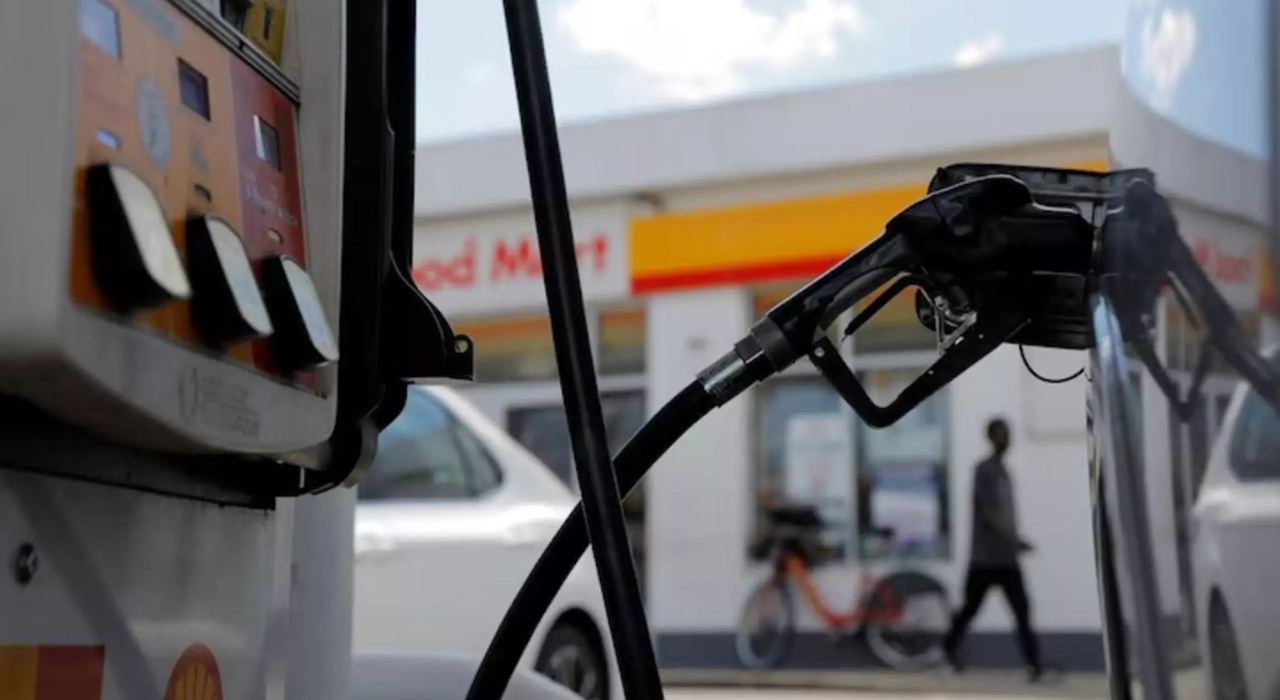 Gasolina_nos_EUA_atinge_máxima_desde_2022_com_alta_do_petróleo