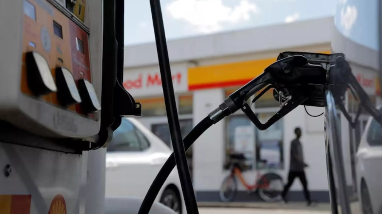 Gasolina_nos_EUA_atinge_máxima_desde_2022_com_alta_do_petróleo