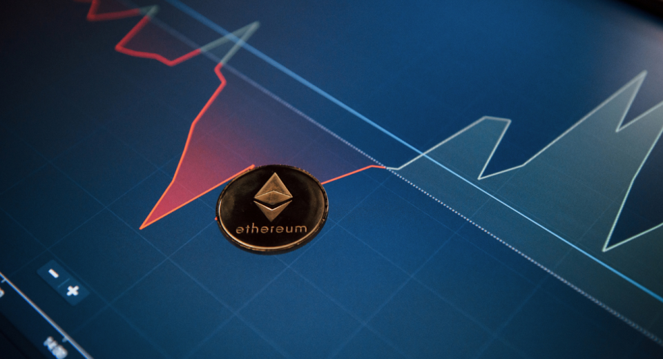 Ethereum perto de US$ 2.000 com um sinal de risco mostrando fraqueza estrutural por baixo do preço