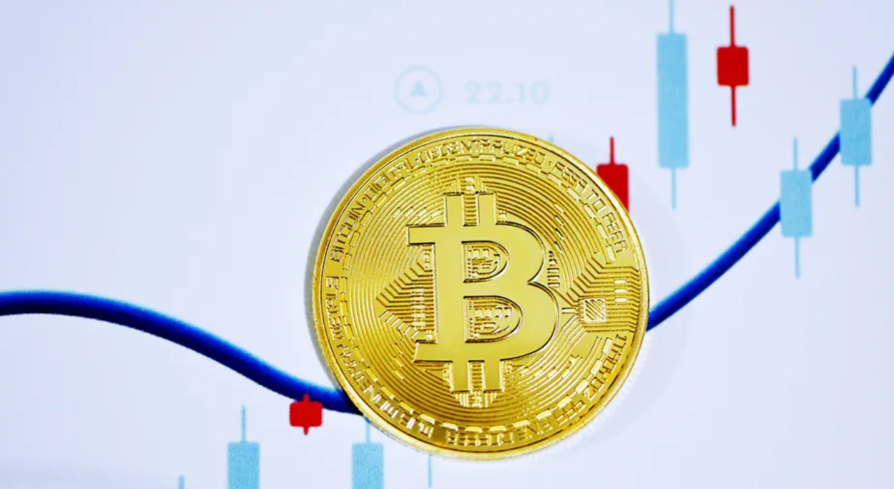 Gráfico do Bitcoin mostrando possível fundo duplo, divergência altista no RSI e resistência perto de US$ 66.700