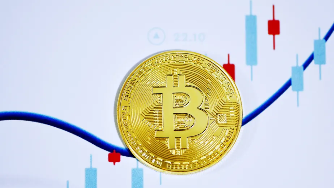 Gráfico do Bitcoin mostrando possível fundo duplo, divergência altista no RSI e resistência perto de US$ 66.700