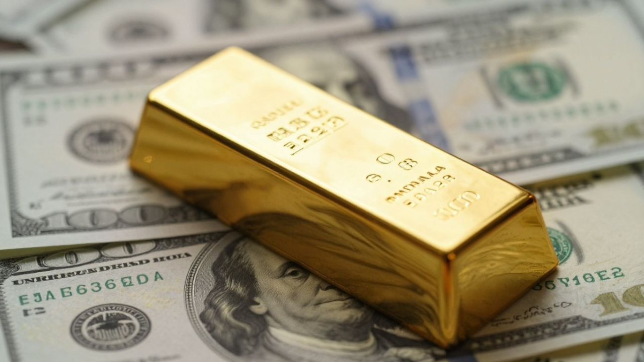 Ouro recua diante do dólar e do Fed