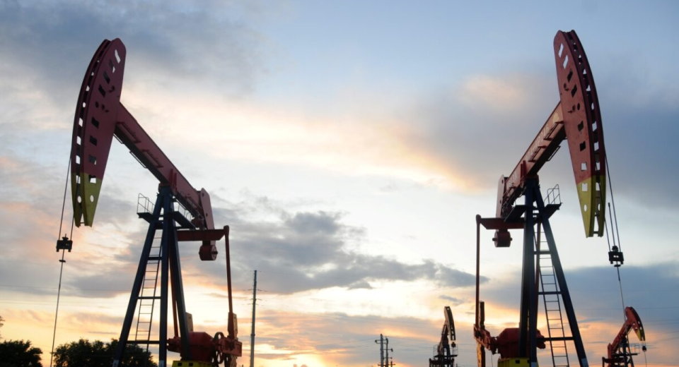 Ações americanas de petróleo em alta com a crise do Estreito de Hormuz e aumento do risco geopolítico