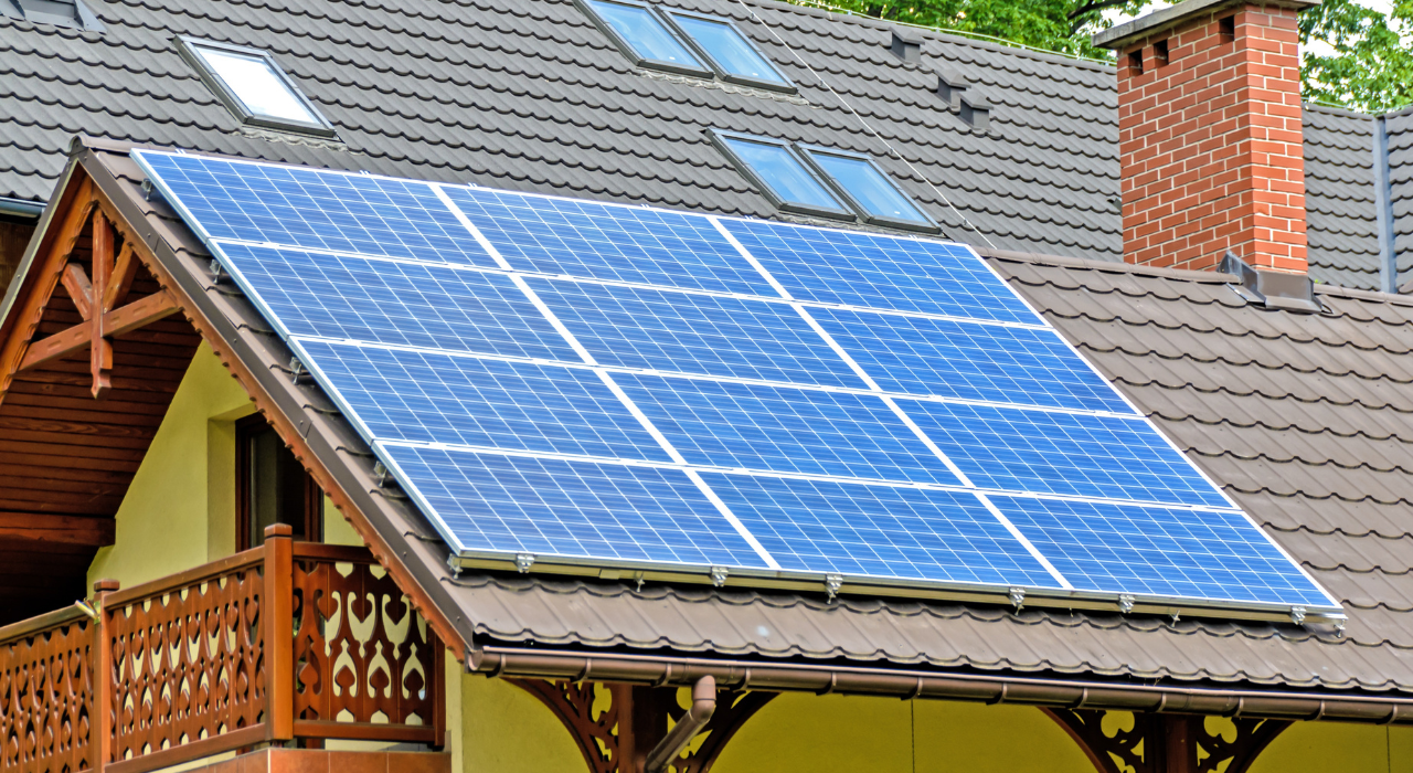 Telhados australianos com painéis solares e baterias domésticas graças aos novos subsídios federais