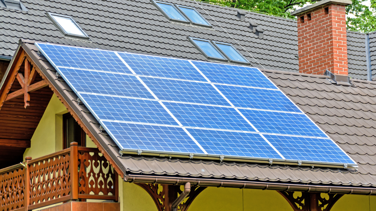 Telhados australianos com painéis solares e baterias domésticas graças aos novos subsídios federais