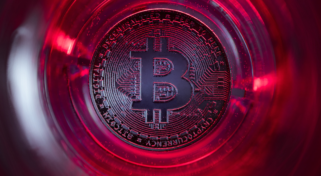 Gráfico do Bitcoin testando o suporte dos 60 mil dólares com volumes spot e futuros em queda