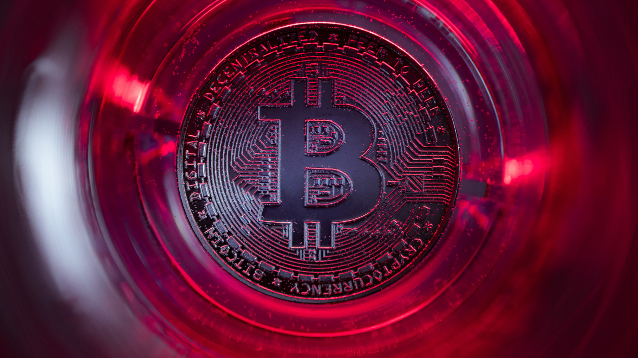 Gráfico do Bitcoin testando o suporte dos 60 mil dólares com volumes spot e futuros em queda