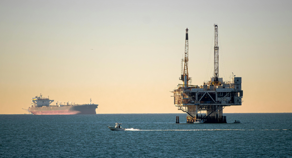 Preços do petróleo Brent e WTI em alta rumo a US$ 100 com tensões entre EUA e Irã