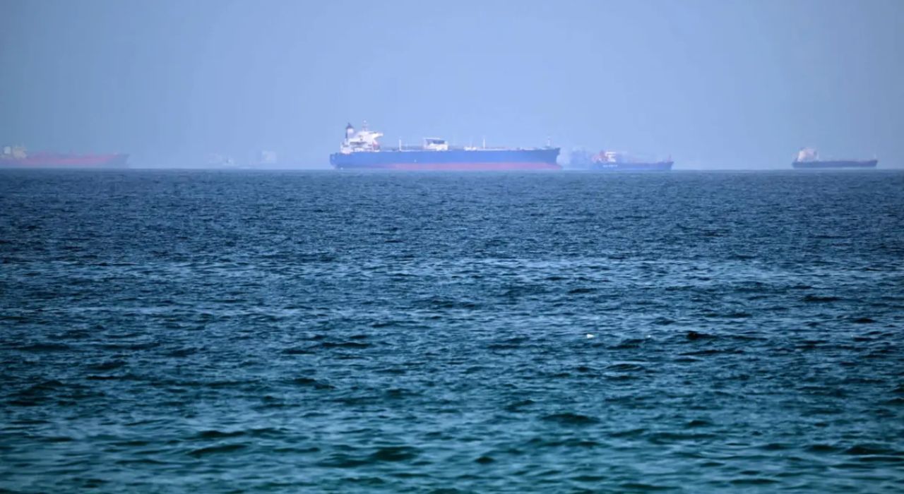 Navio comercial no Estreito de Hormuz enquanto o Irã contesta rotas marítimas e negociações continuam em Doha