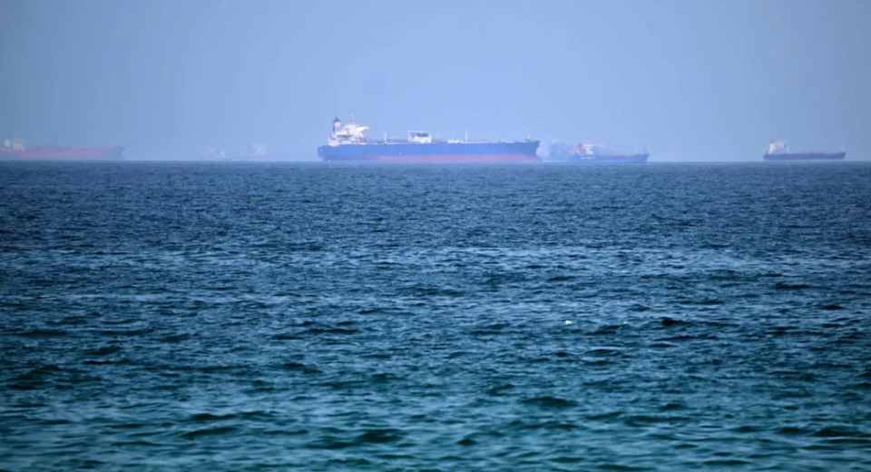 Navio comercial no Estreito de Hormuz enquanto o Irã contesta rotas marítimas e negociações continuam em Doha