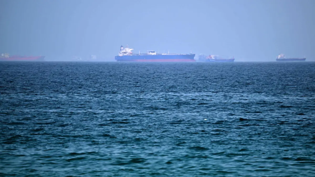 Navio comercial no Estreito de Hormuz enquanto o Irã contesta rotas marítimas e negociações continuam em Doha