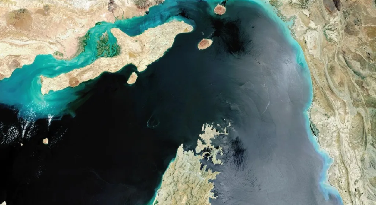 Petroleiro atravessando o Estreito de Hormuz sob vigilância naval após alta do nível de ameaça marítima