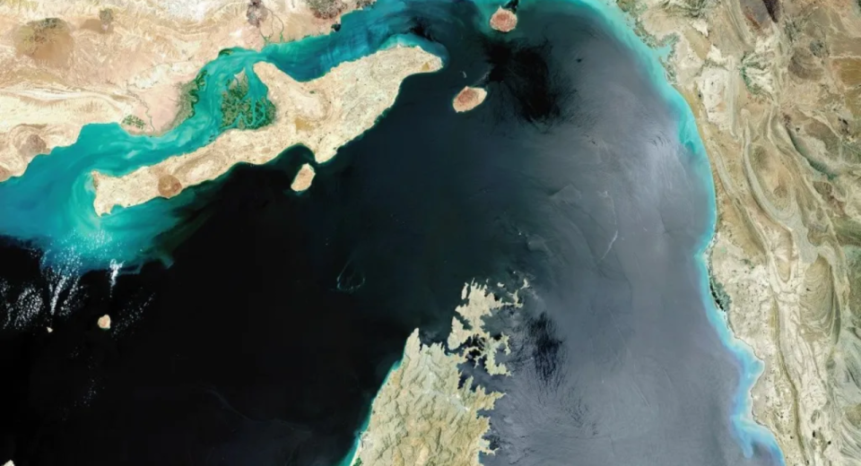 Petroleiro atravessando o Estreito de Hormuz sob vigilância naval após alta do nível de ameaça marítima