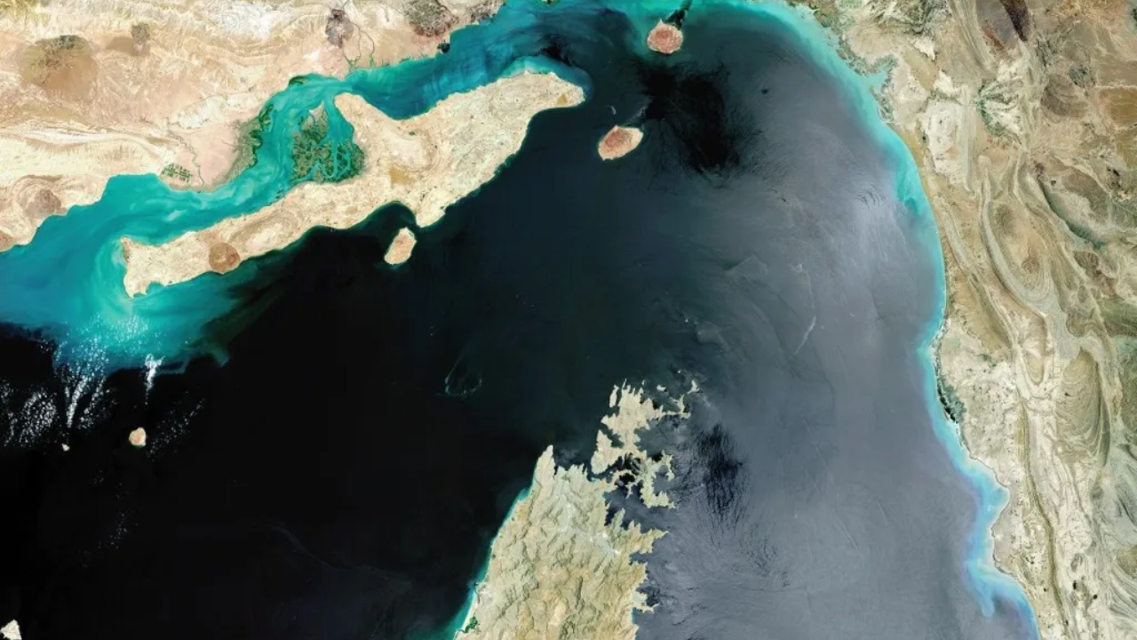 Petroleiro atravessando o Estreito de Hormuz sob vigilância naval após alta do nível de ameaça marítima
