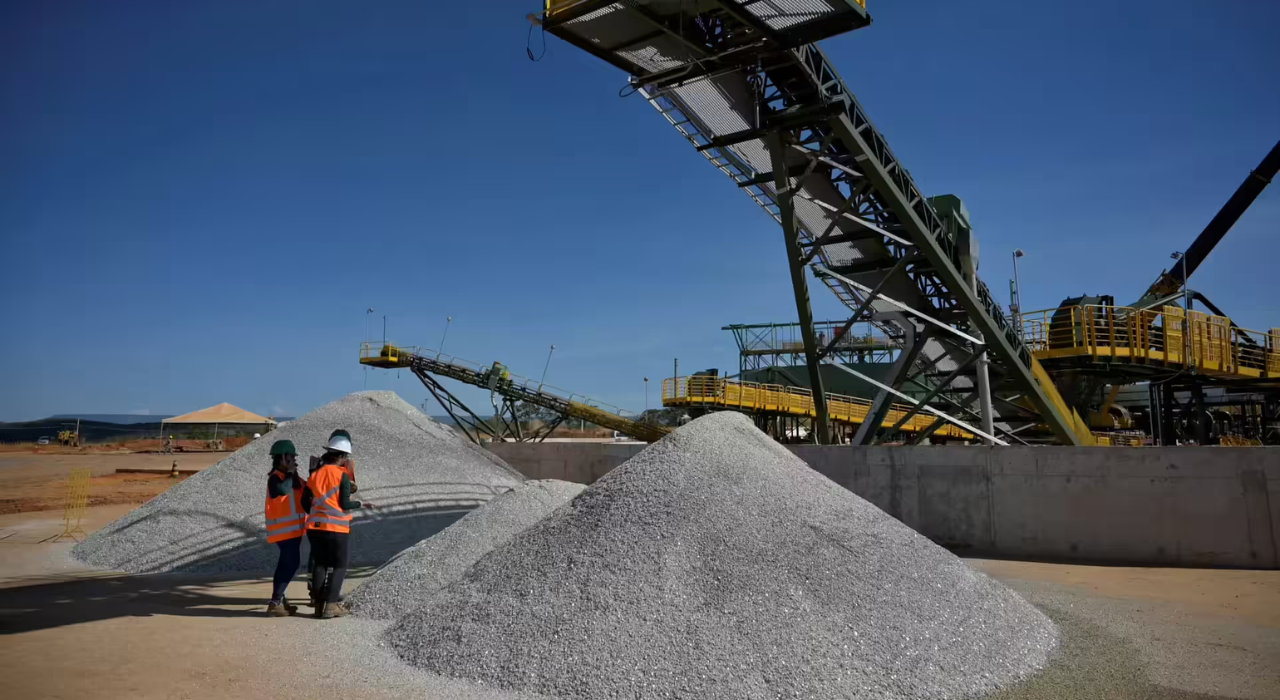 Operação de mineração de lítio no Brasil produzindo concentrado de espodumênio para baterias elétricas e transição energética