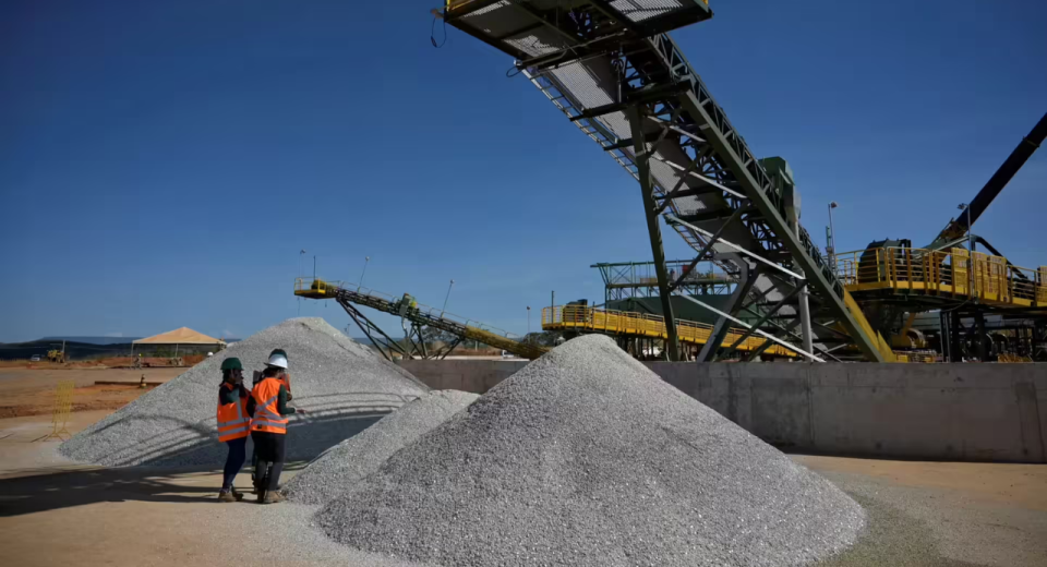 Operação de mineração de lítio no Brasil produzindo concentrado de espodumênio para baterias elétricas e transição energética