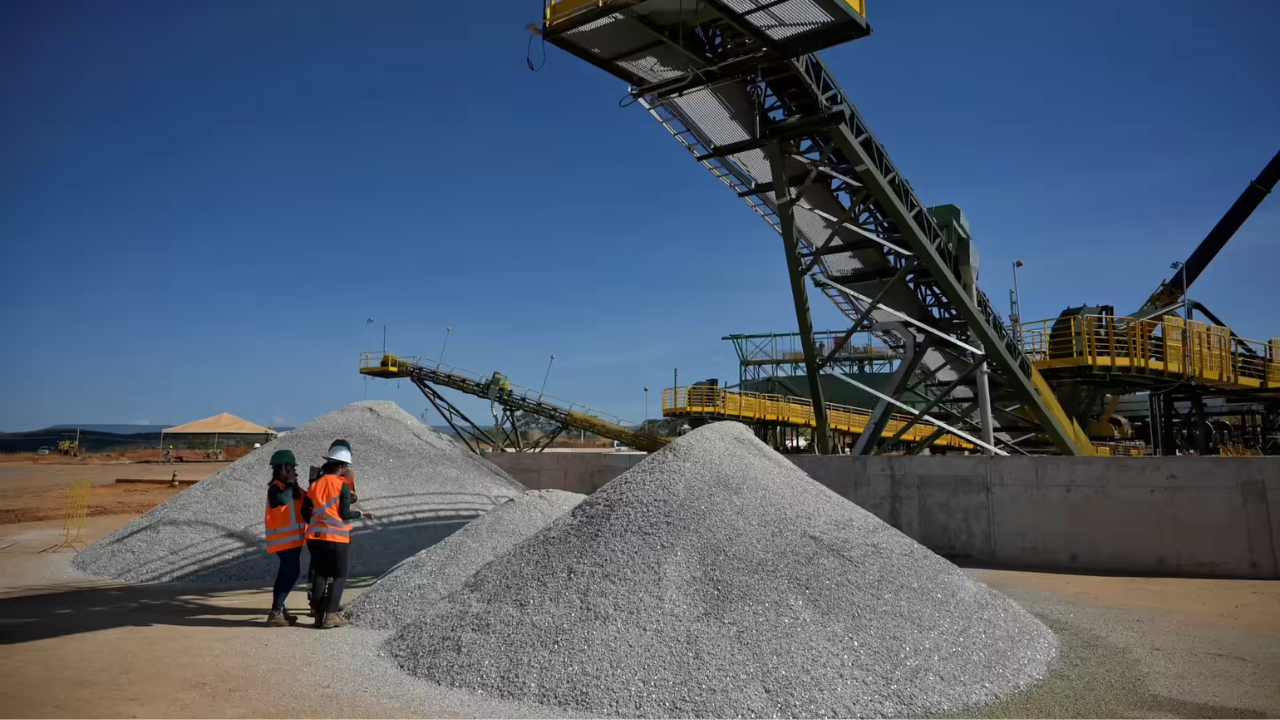 Operação de mineração de lítio no Brasil produzindo concentrado de espodumênio para baterias elétricas e transição energética