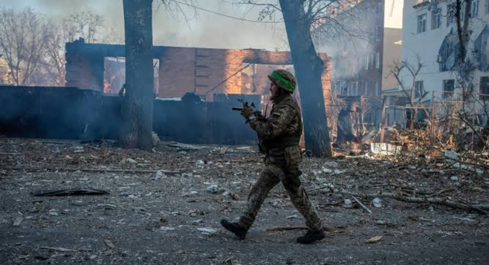 Soldados ucranianos na linha de frente enquanto ataques russos se concentram em Sloviansk e Pokrovsk