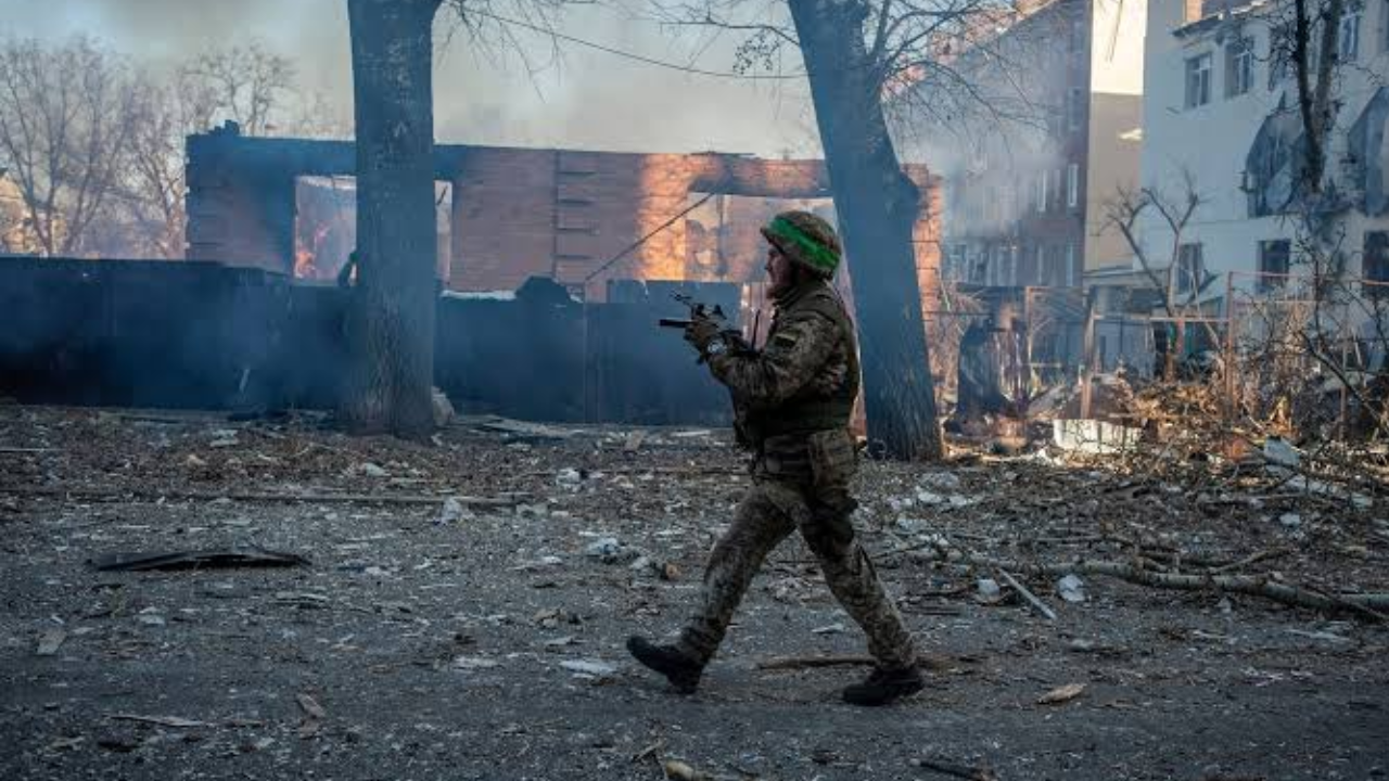 Soldados ucranianos na linha de frente enquanto ataques russos se concentram em Sloviansk e Pokrovsk