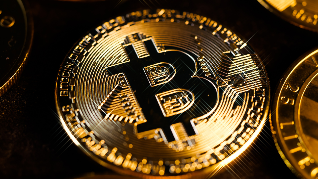 Bitcoin recua com pressão vendedora e saídas de ETFs