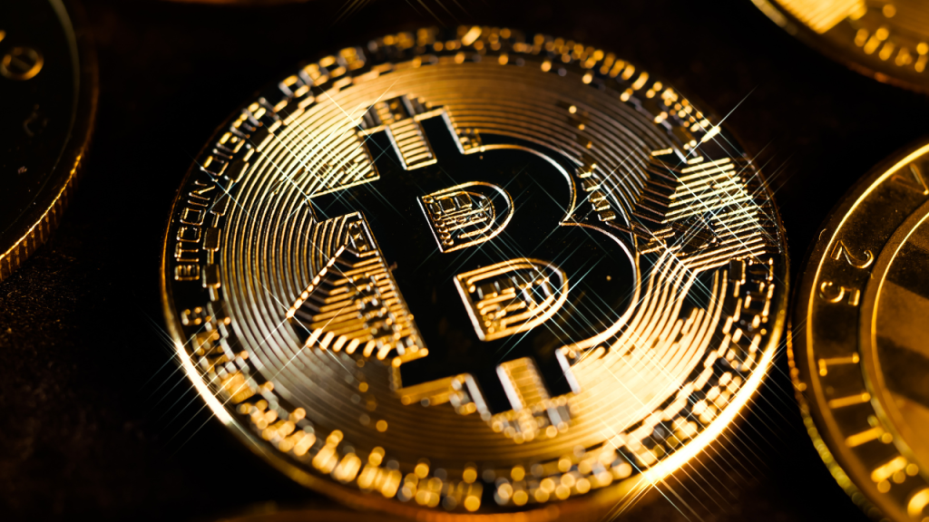 Bitcoin em queda após saídas de ETFs e liquidações