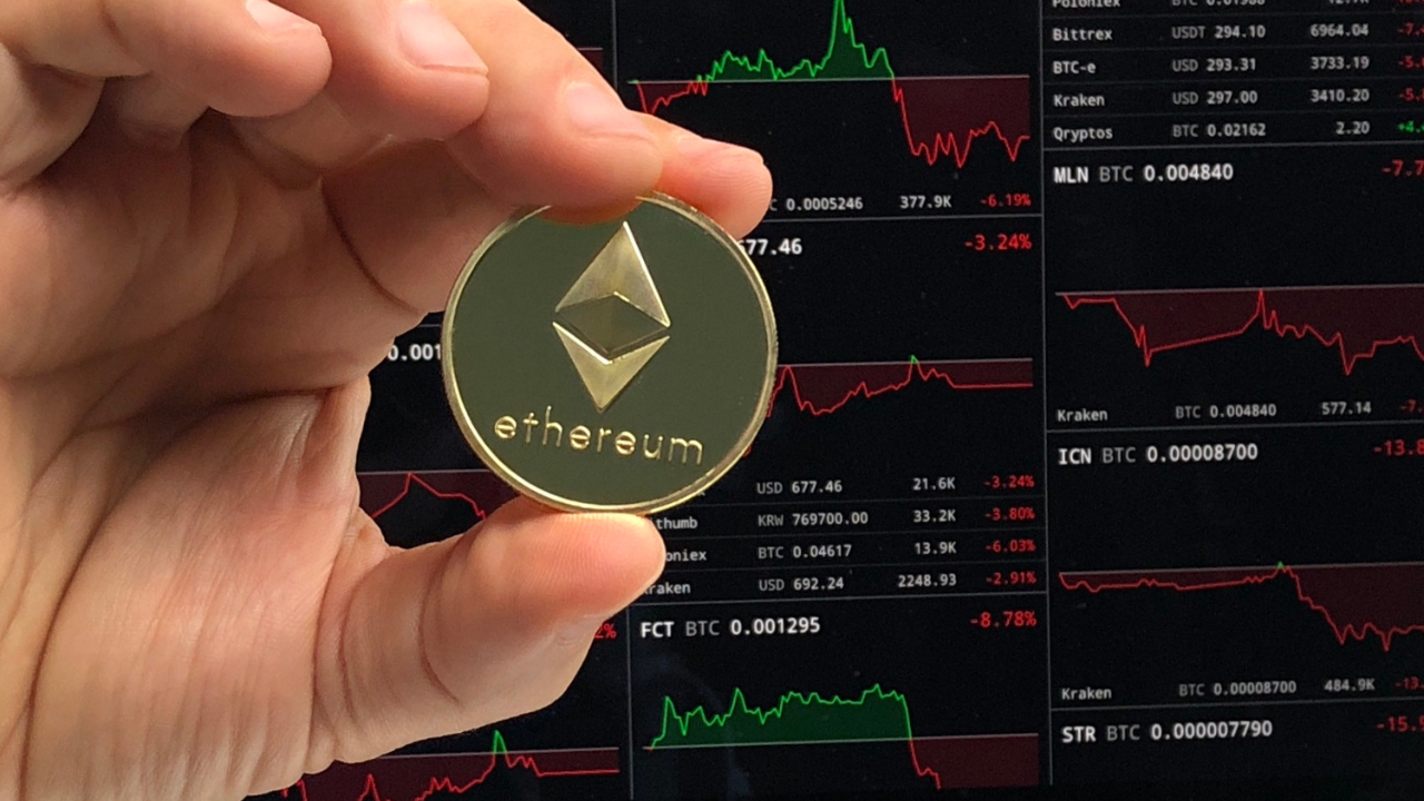Ethereum ETH próximo de US$ 2.550 após nove pregões consecutivos de saídas dos ETFs em outubro de 2026